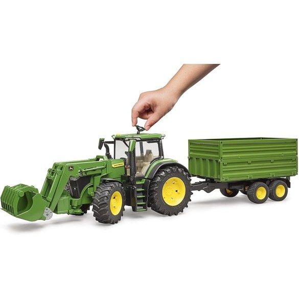 John Deere 7R con Caricatrice Frontale e Rimorchio per Trasporto Assi Tandem Bruder